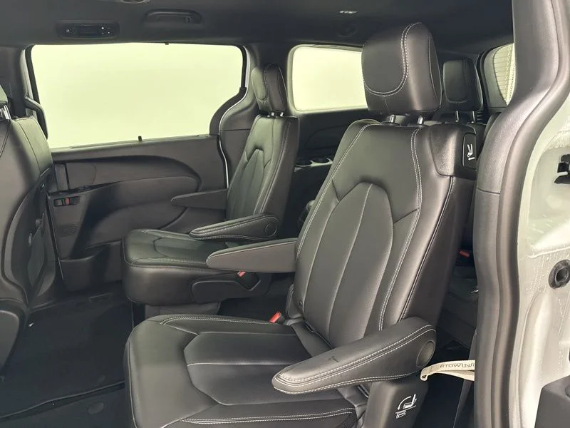 2026 Chrysler Pacifica Select - Photo 19