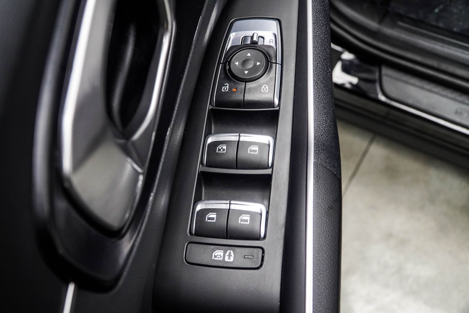 Used 2025 Black Kia S image 36