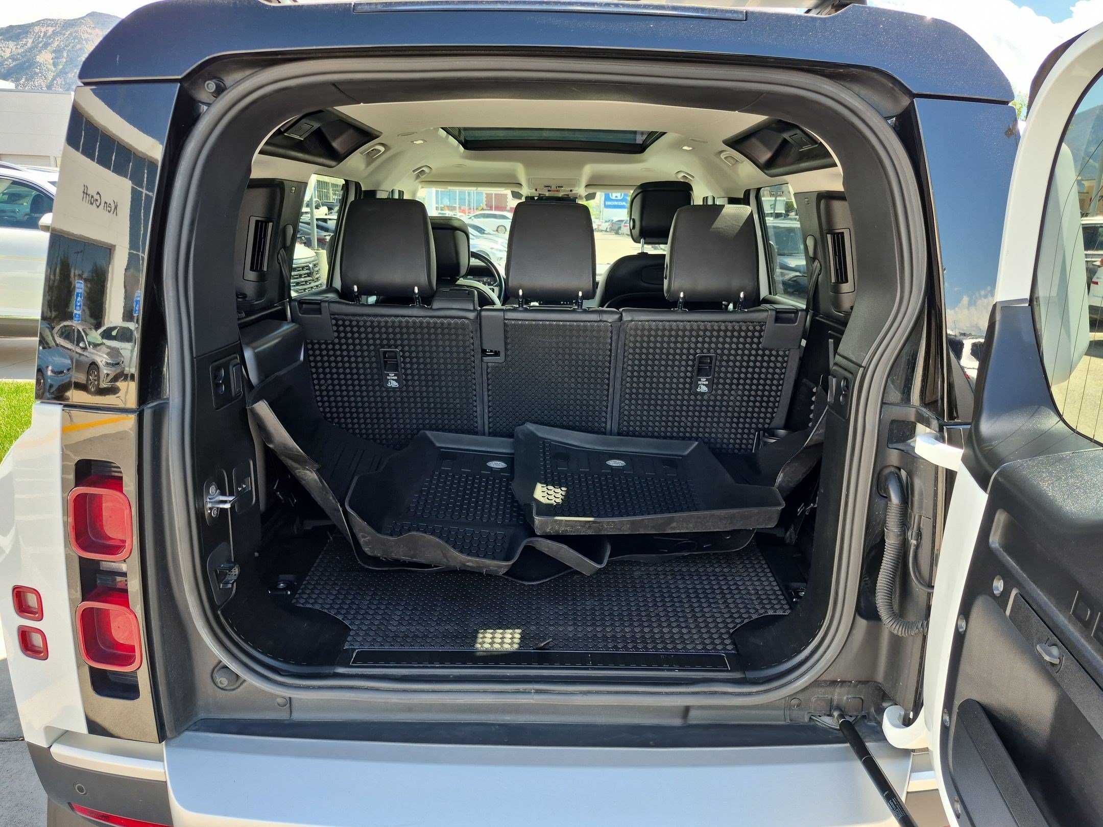 Used 2020 Fuji White Land Rover HSE image 29