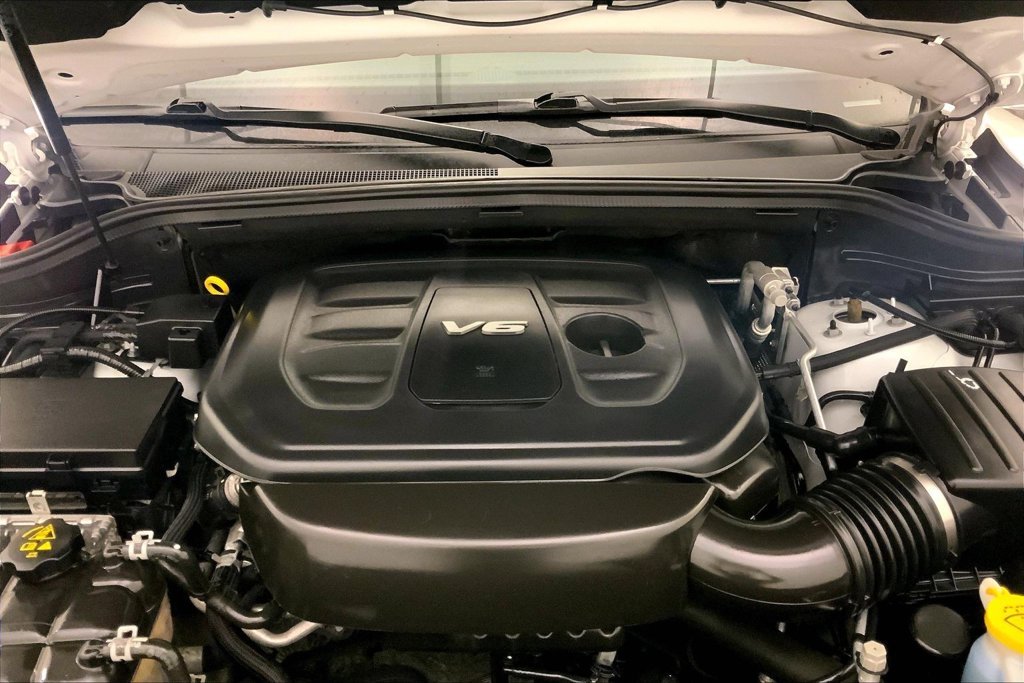 Used 2018 Ivory Jeep Overland image 9
