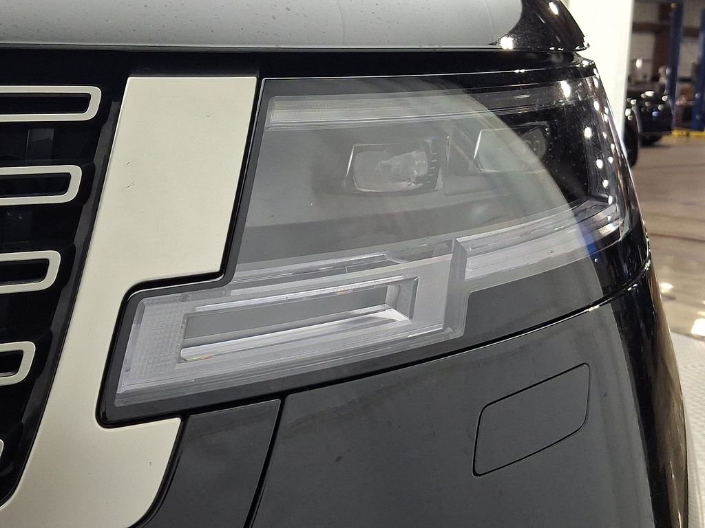 Used 2025  Land Rover SE image 9
