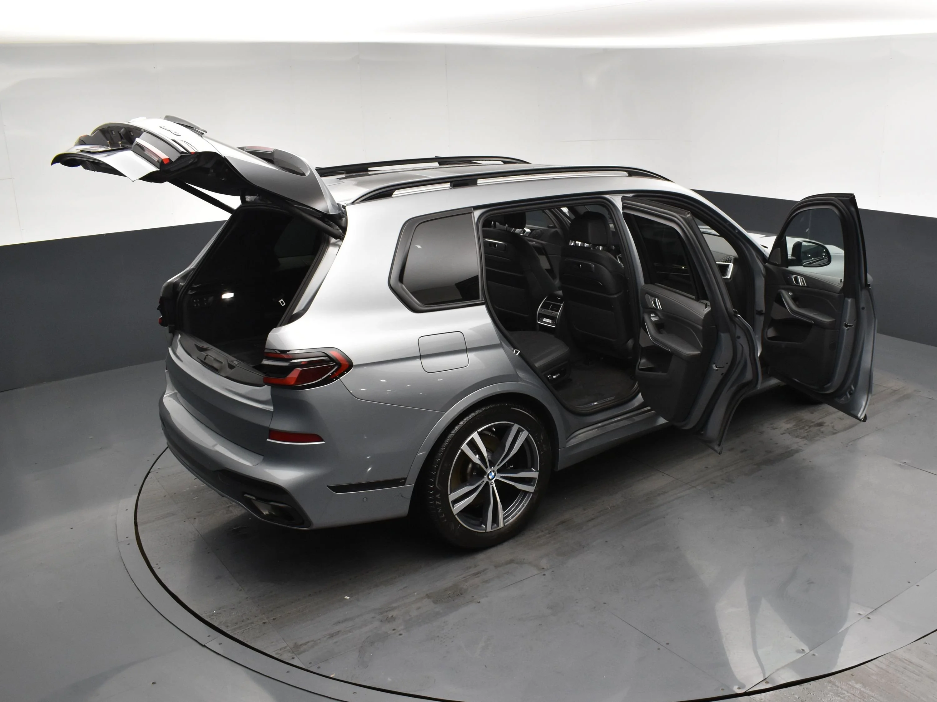Used 2024 Skyscraper Grey Metallic BMW xDrive40i image 24