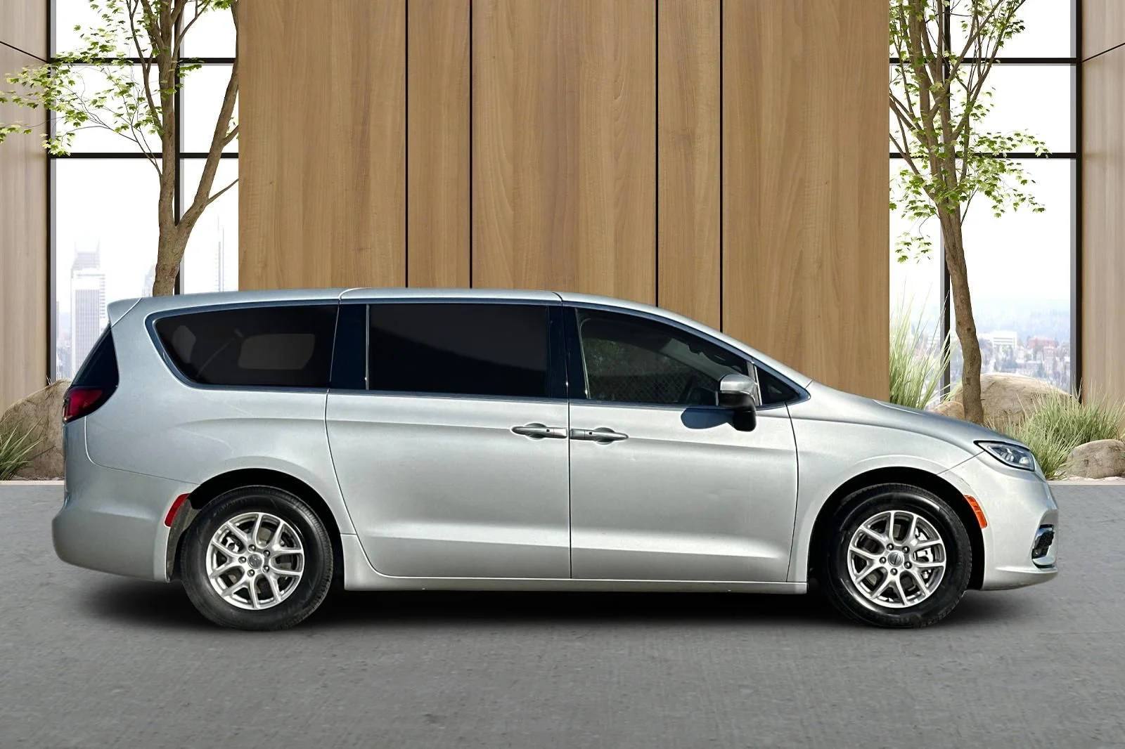 Used 2023 Silver Chrysler Touring L image 3