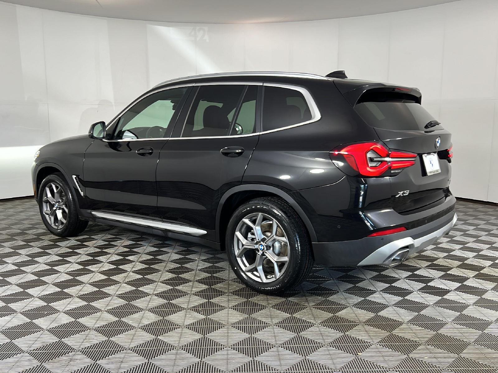 Used 2024 Black Sapphire Metallic BMW xDrive30i image 9