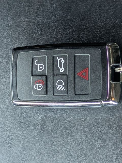 Used 2024  Land Rover V8 image 30