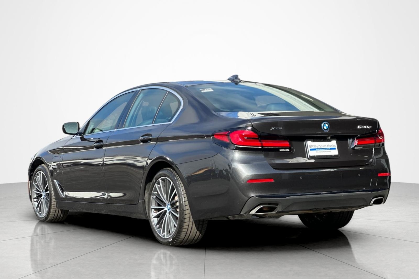 Used 2023 Dark Graphite Metallic BMW 530e xDrive image 3