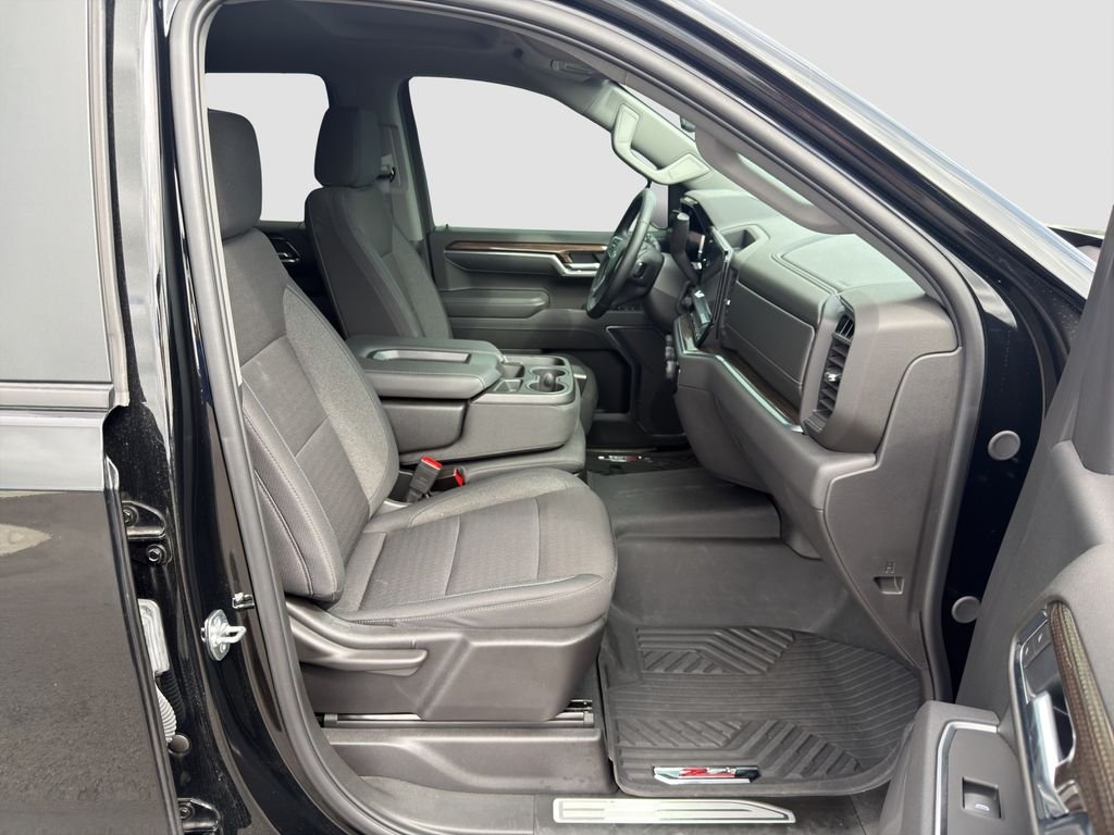 Used 2025 Black Chevrolet RST image 27