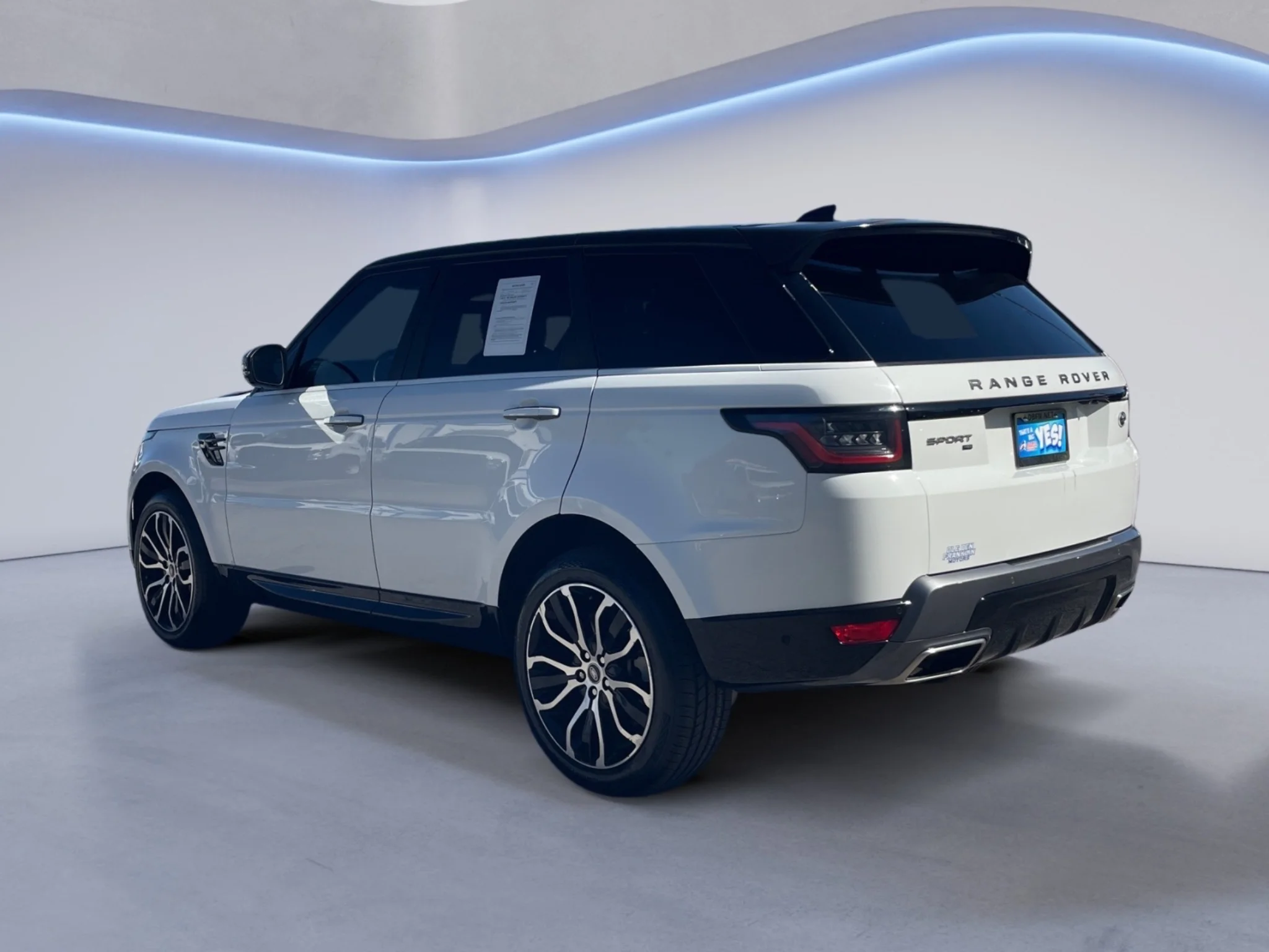 Used 2022 White Land Rover HSE Silver Edition image 5