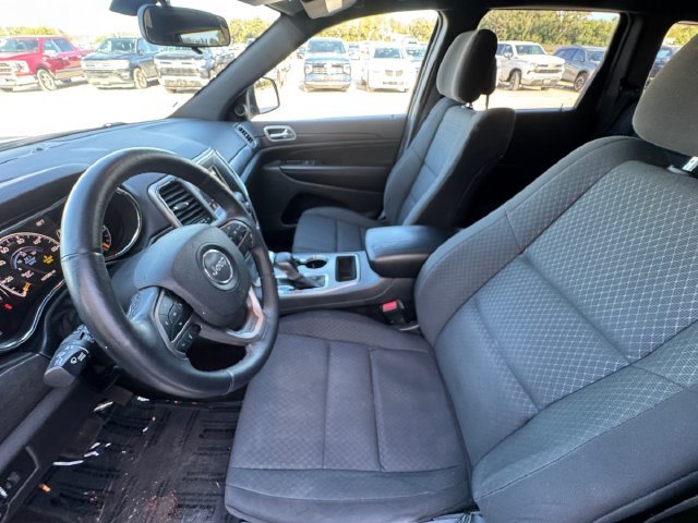 Used 2018 Red Jeep Laredo E image 27