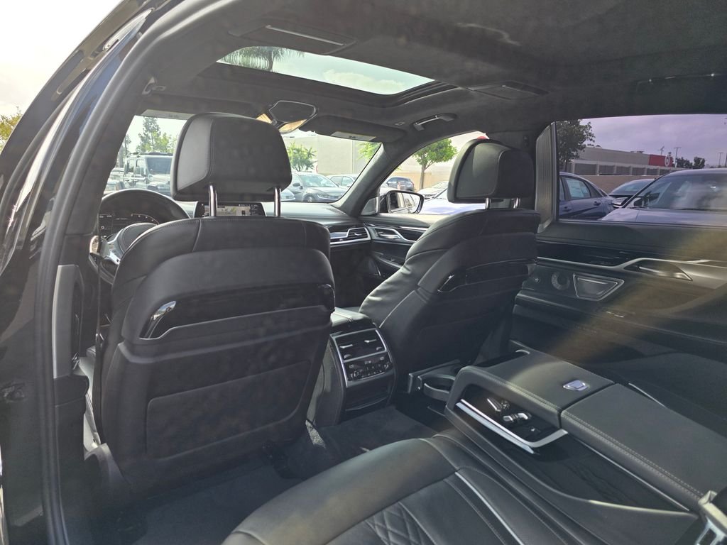 2021 BMW 7 Series M760i - Photo 16