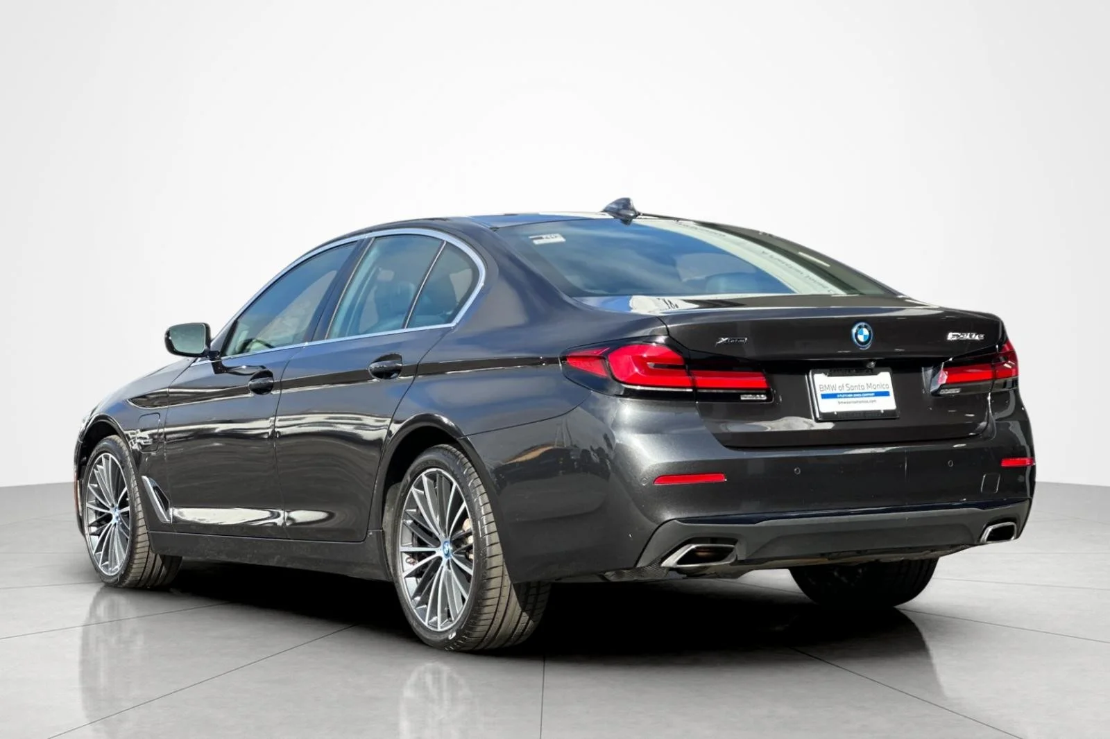 Used 2023 Dark Graphite Metallic BMW 530e xDrive image 3
