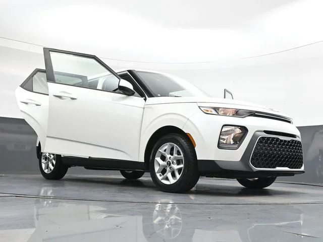 Used 2020 White Kia S image 45