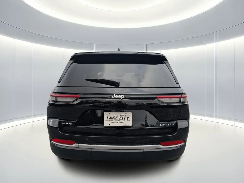 New 2026 Diamond Black Crystal Pearl-Coat Exterior Paint Jeep Limited image 5