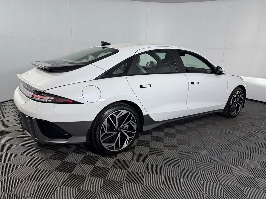 Used 2025 White Hyundai SEL image 8