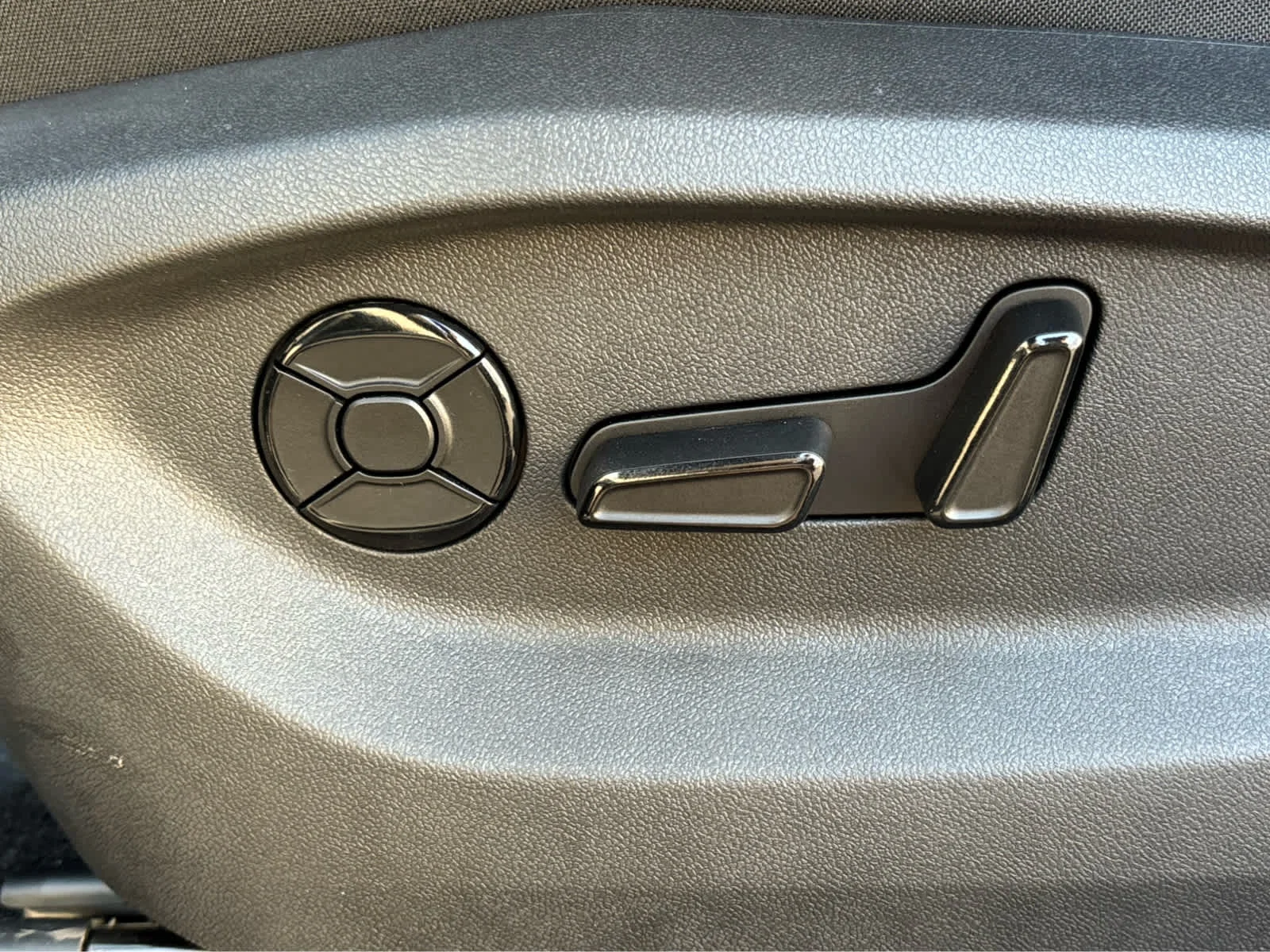 New 2026 PLATINUM GRAY Volkswagen SE image 9