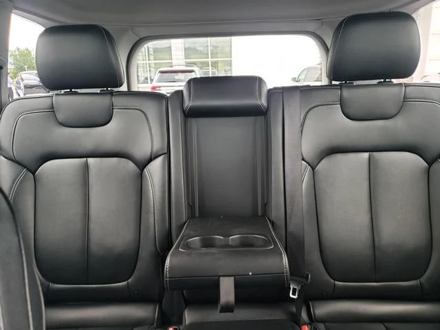 Used 2023  Jeep Limited image 14