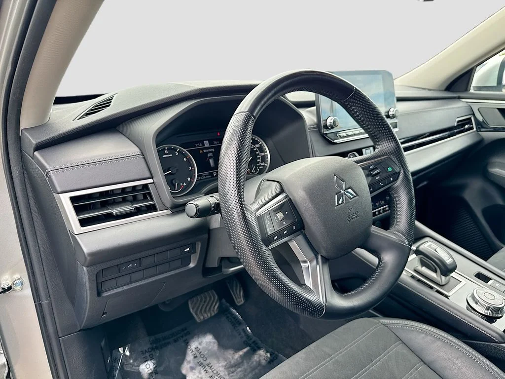 Used 2023 Alloy Silver Metallic Mitsubishi SE image 9