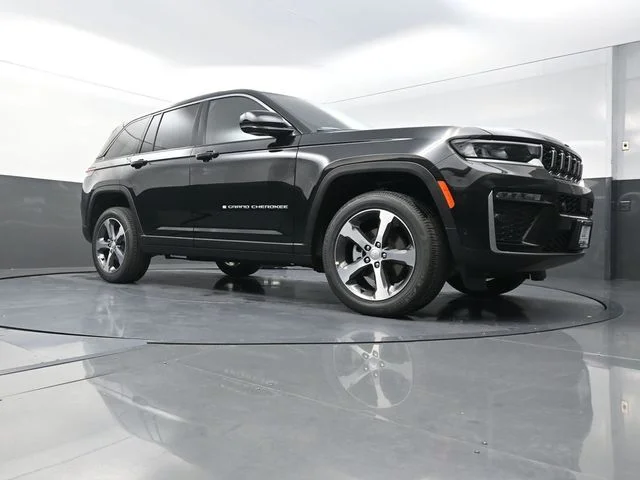 New 2026 Diamond Black Crystal Pearlcoat Jeep Limited image 19