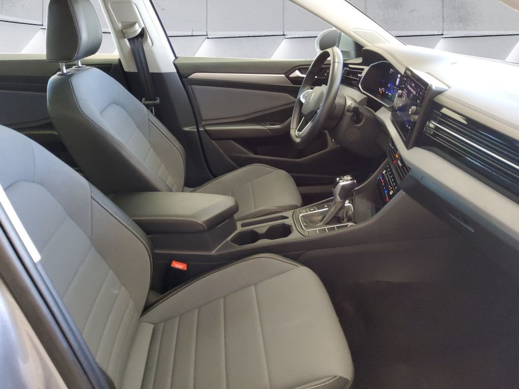 Used 2025  Volkswagen 1.5T SE image 13