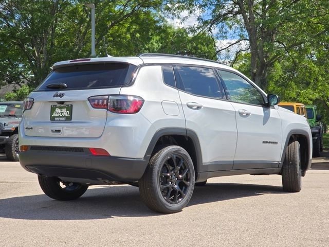 New 2026 Silver Zynith Metallic Clear-Coat Exterior Paint Jeep Latitude image 23
