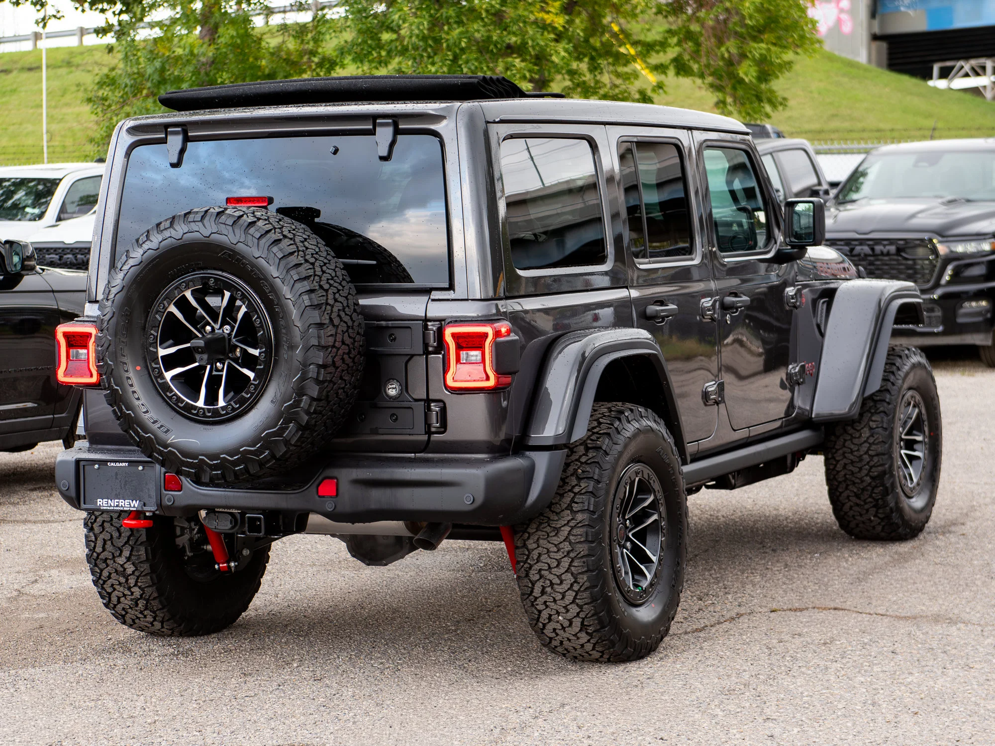 New 2027 Grey Jeep Rubicon X* 4 Door 4x4, Sky One-Touch Pwr Top, Nappa Leather, 35 Inch Tires image 7