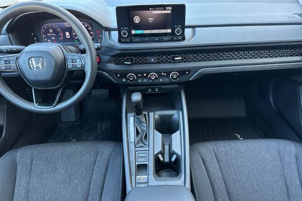 Used 2025  Honda SE image 17