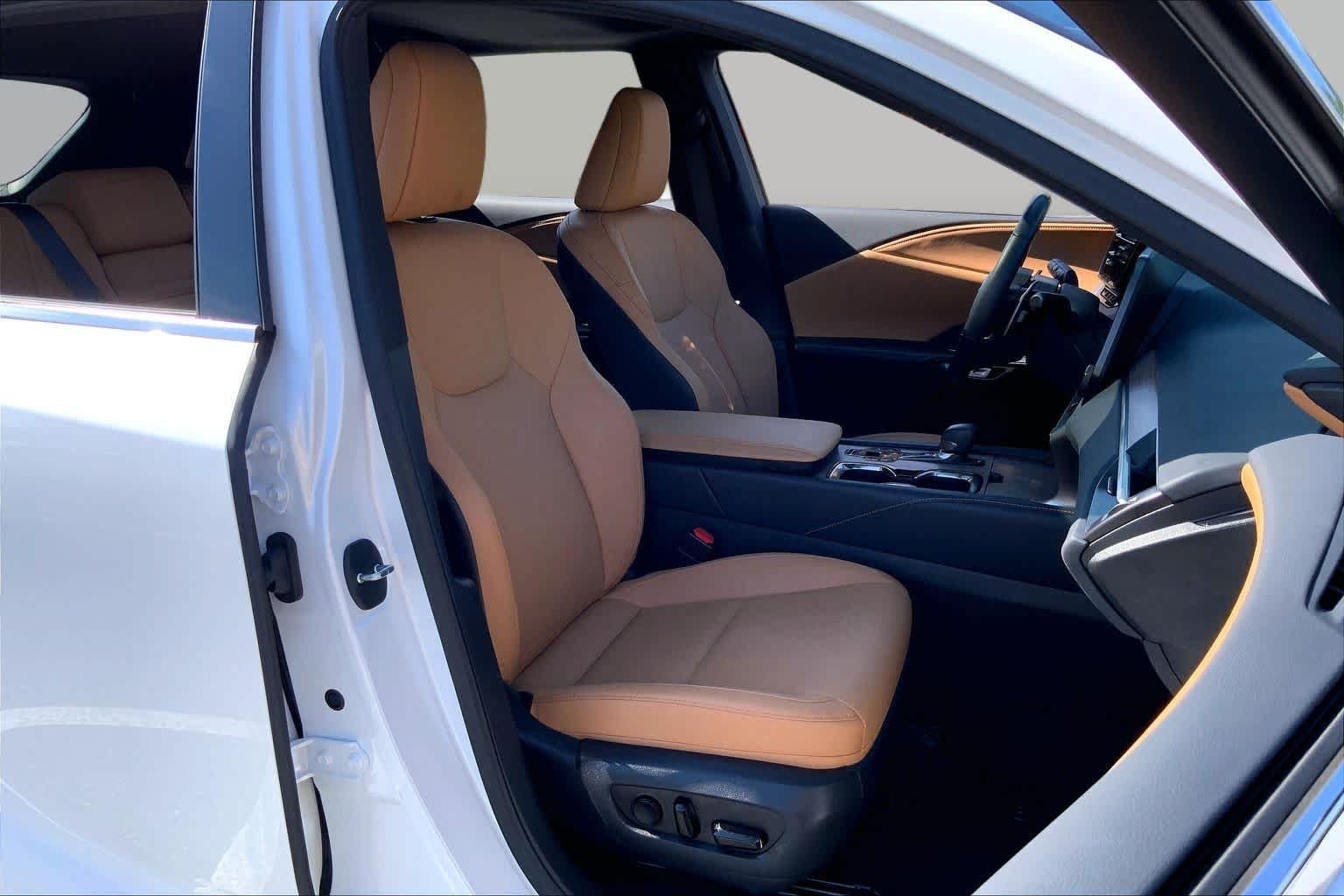 Used 2024 Eminent White Pearl Lexus Premium image 8