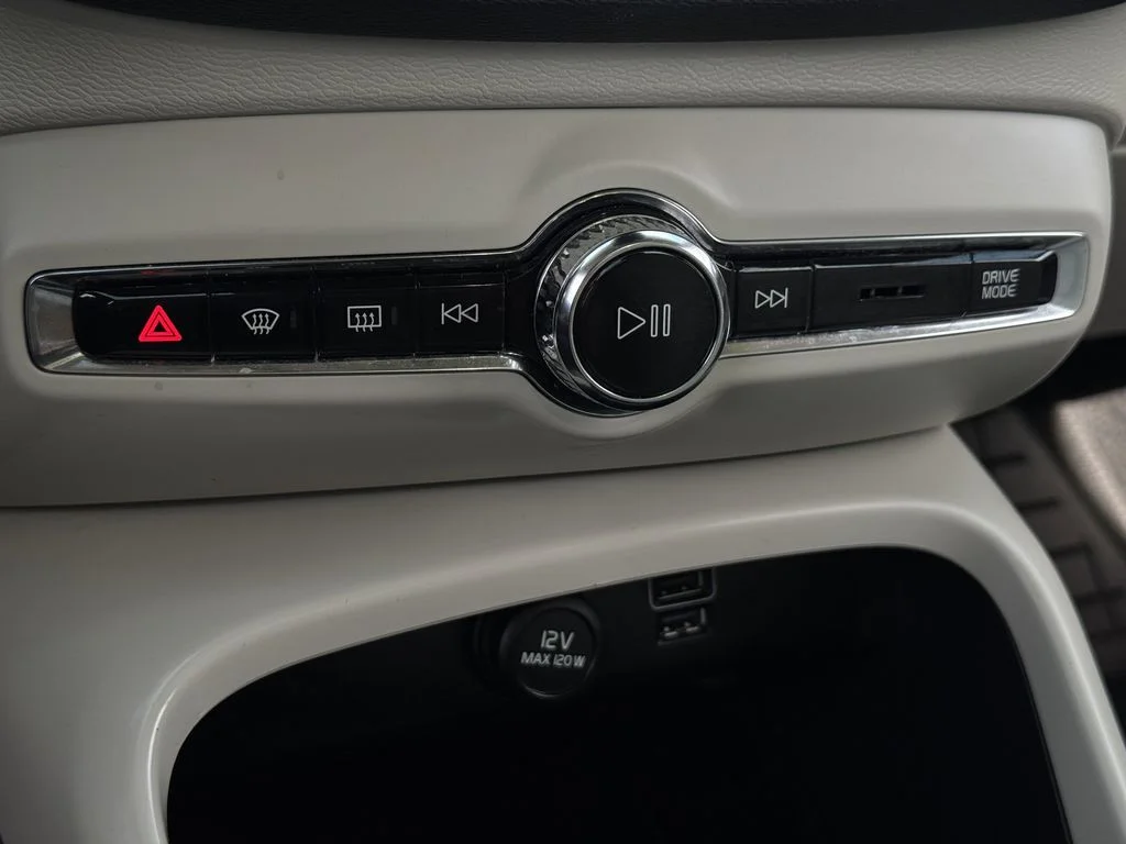 Used 2020 Black Volvo Momentum image 20