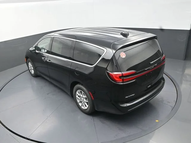 New 2027 Diamond Black Crystal Pearl-Coat Exterior Paint Chrysler Select image 15