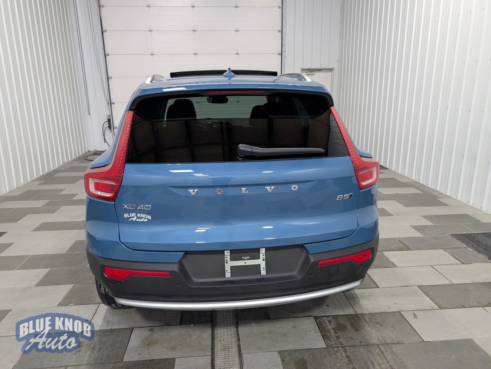 2025 Volvo XC40 Core photo 3