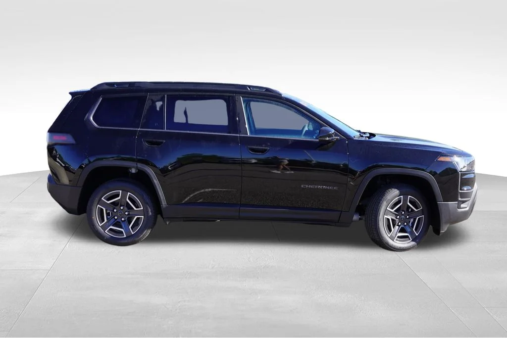 New 2026 Diamond Black Crystal Pearl-Coat Exterior Paint Jeep Limited image 2