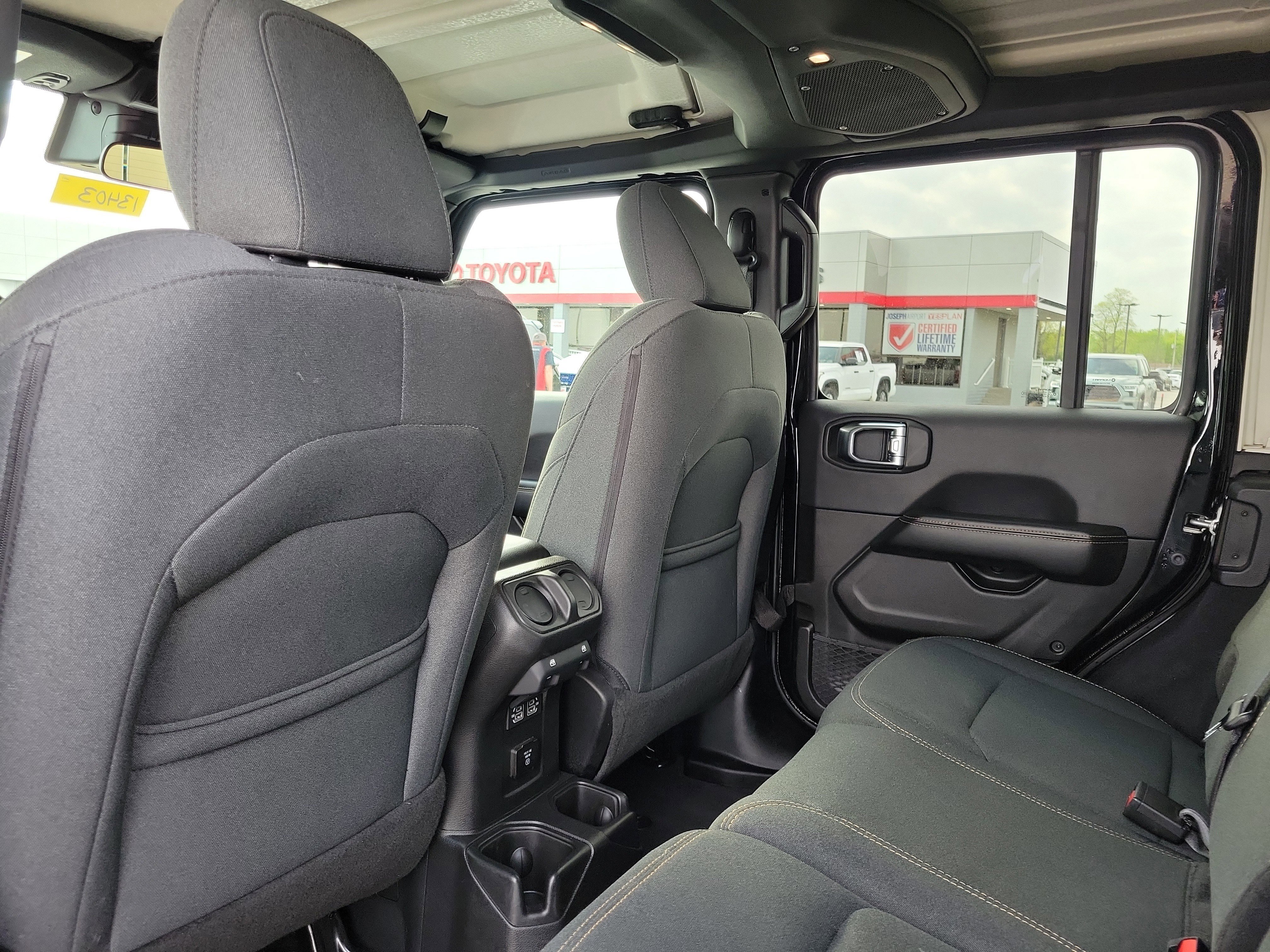 2025 Jeep Wrangler 4-Door Sahara - Photo 14