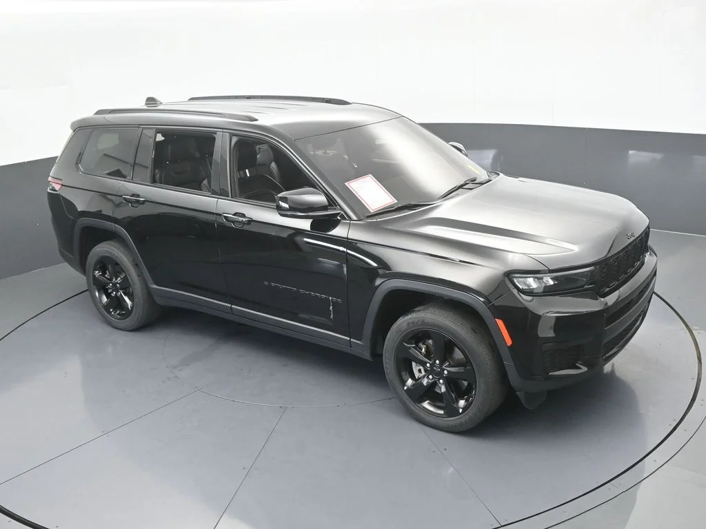 Used 2023 Diamond Black Crystal Pearlcoat Jeep Altitude image 49