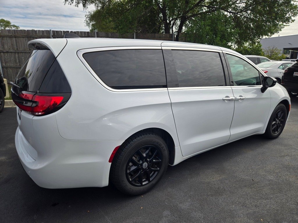Used 2025 White Chrysler Select image 10
