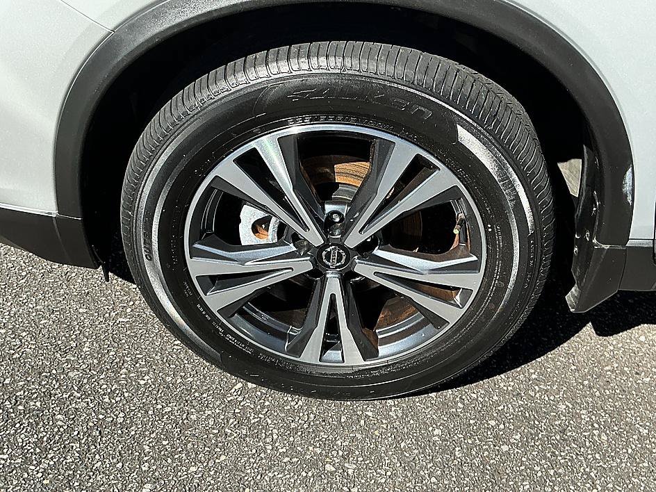Used 2019 Brilliant Silver Metallic Nissan SV image 10