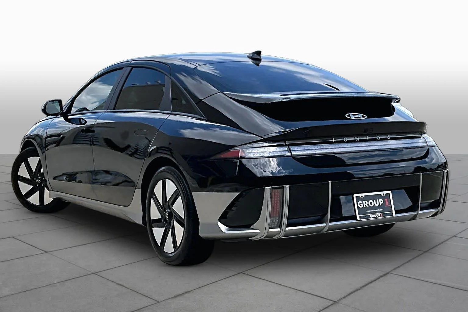 Used 2024 Onyx Black Hyundai SE image 11