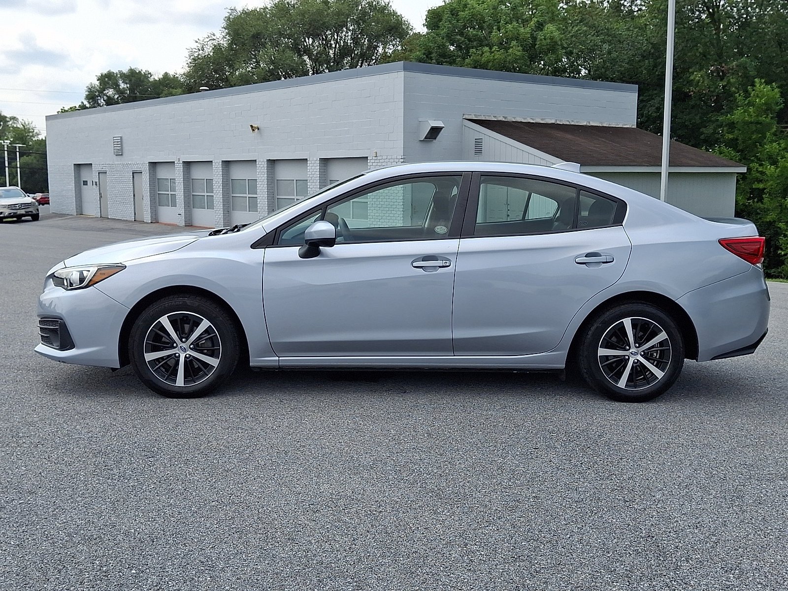 Used 2023 Ice Silver Metallic Subaru Premium image 4