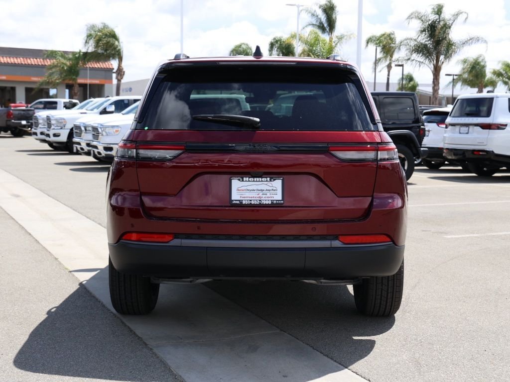 New 2026 Velvet Red Pearl-Coat Exterior Paint Jeep Laredo Altitude image 4
