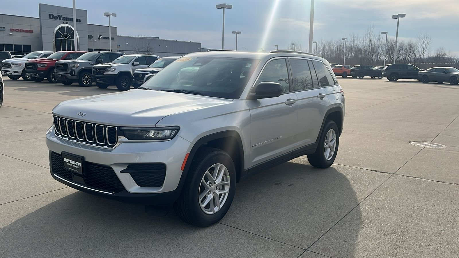 New 2026 Silver Zynith Exterior Paint Jeep Laredo X image 4