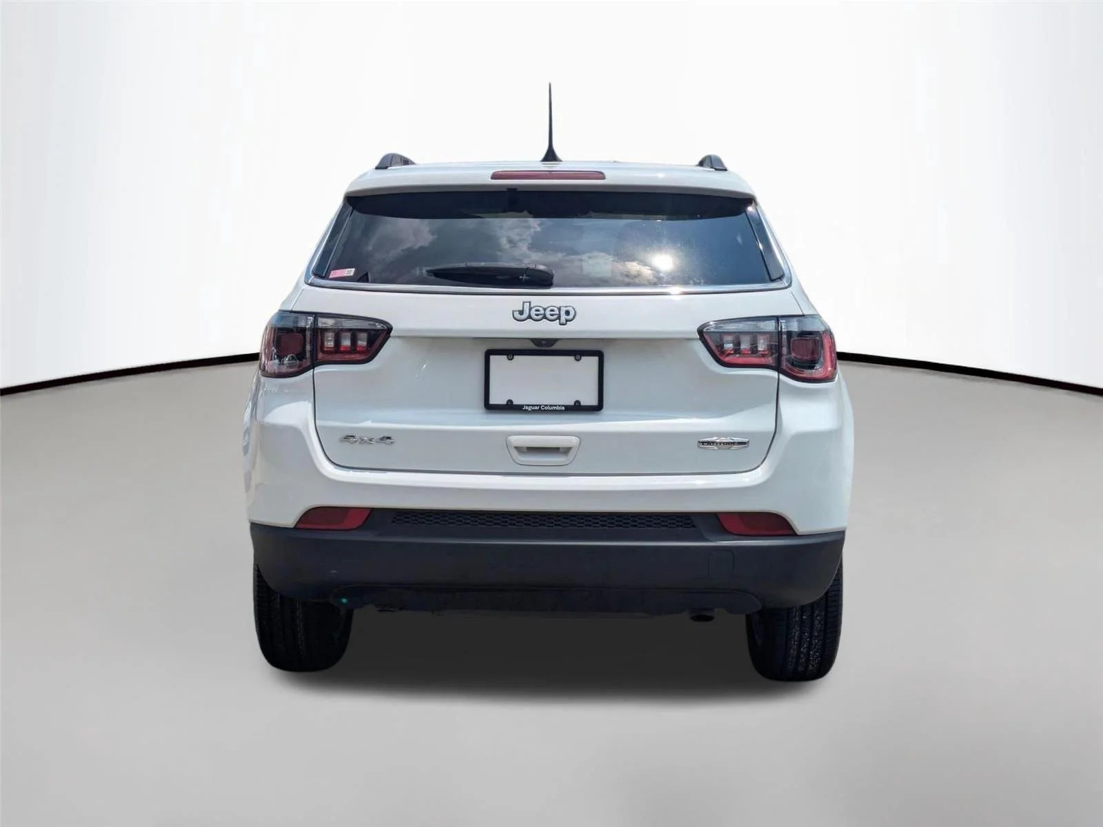 Used 2023 Bright White Clearcoat Jeep Latitude Lux image 6