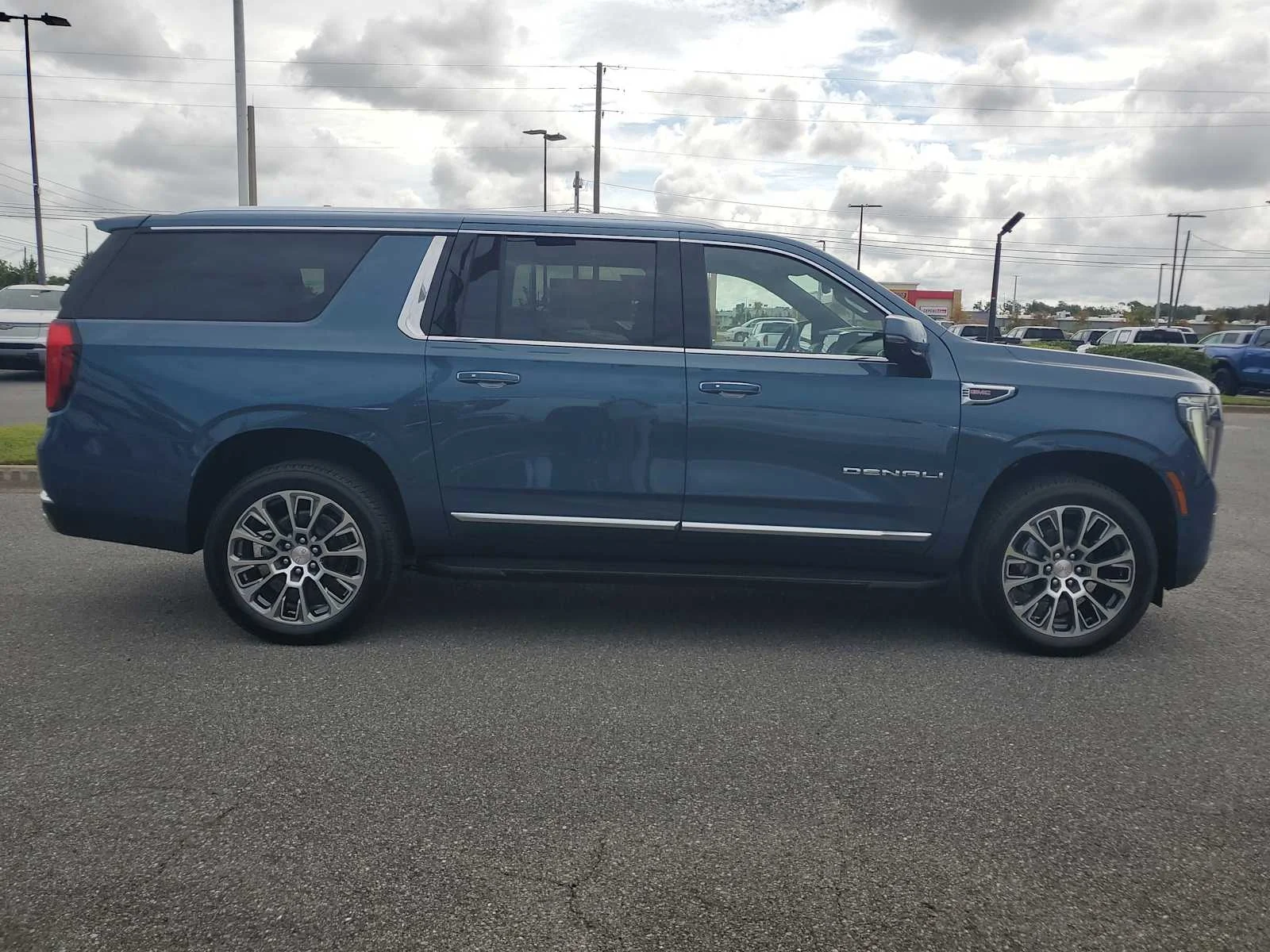 2025 GMC Yukon XL Denali - Photo 7