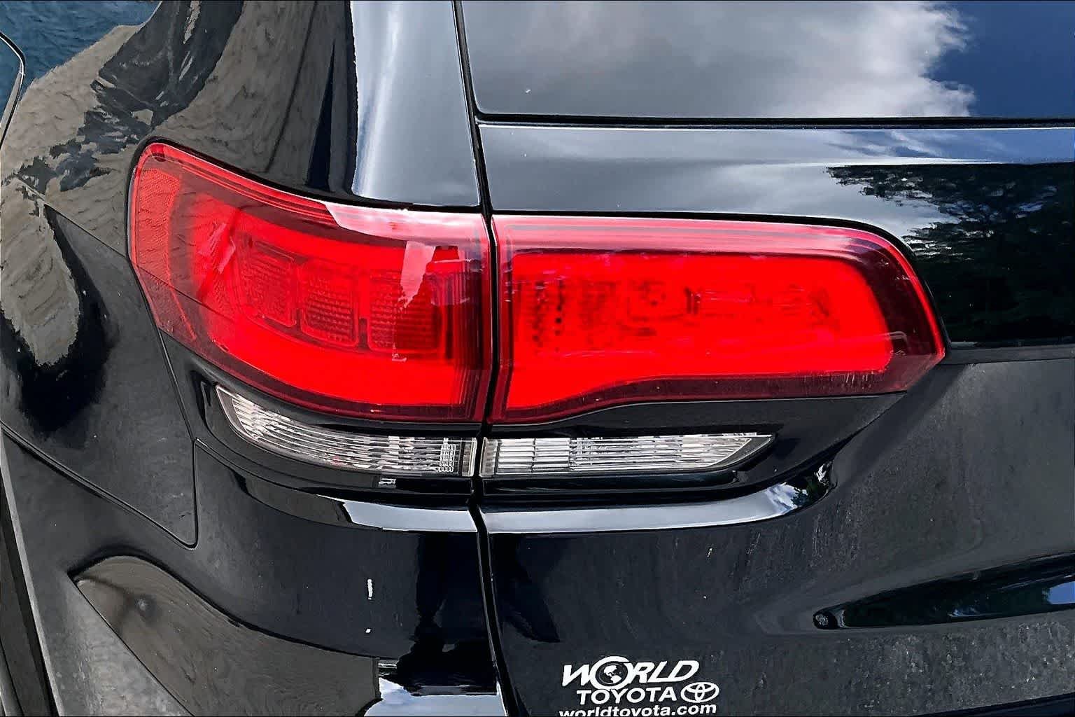 Used 2018 Diamond Black Crystal Pearlcoat Jeep Altitude image 29
