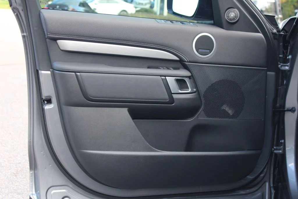 Used 2025  Land Rover Dynamic SE image 13