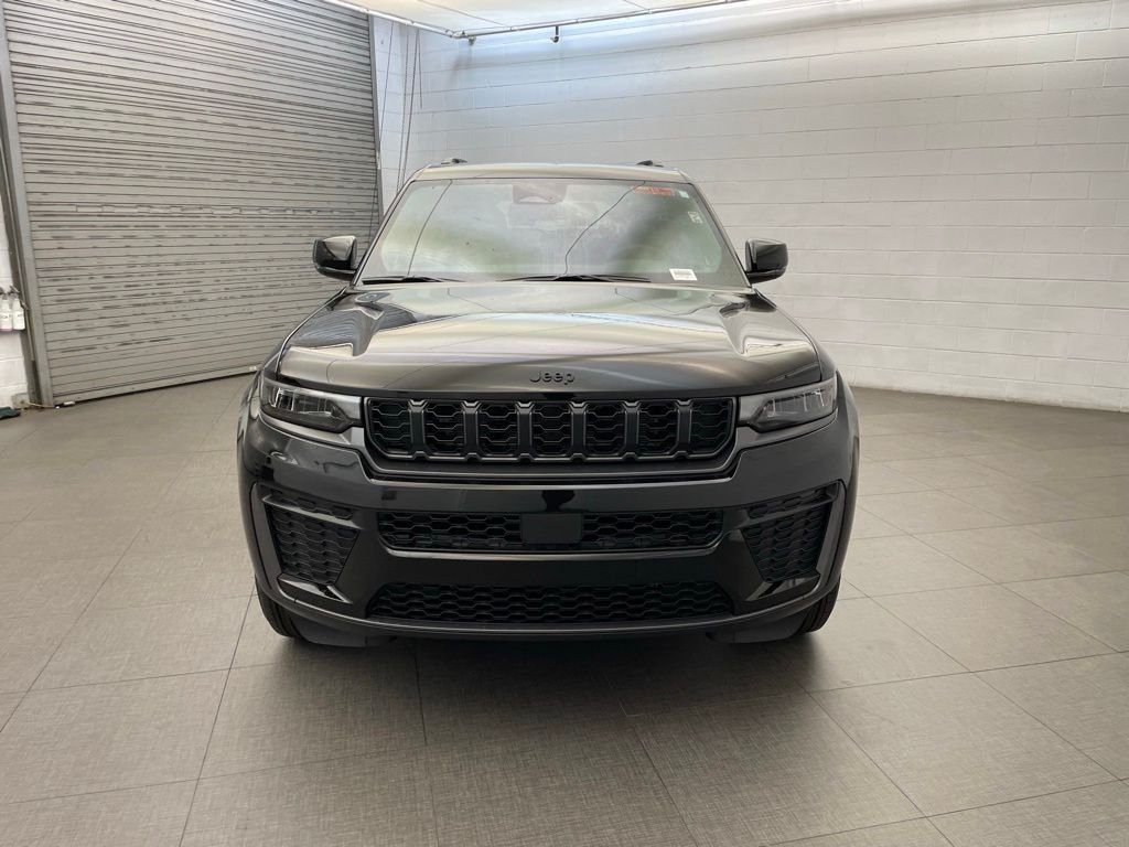New 2026 Diamond Black Crystal Pearl-Coat Exterior Paint Jeep Altitude image 6