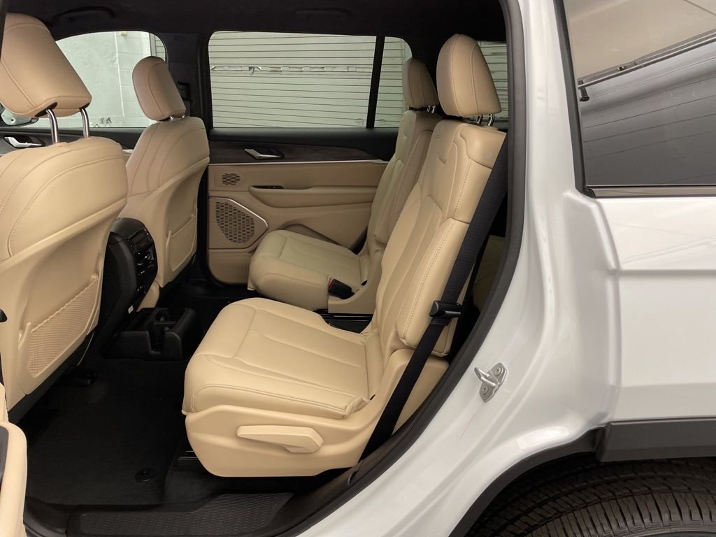 New 2026 Bright White Clear-Coat Exterior Paint Jeep Limited image 16