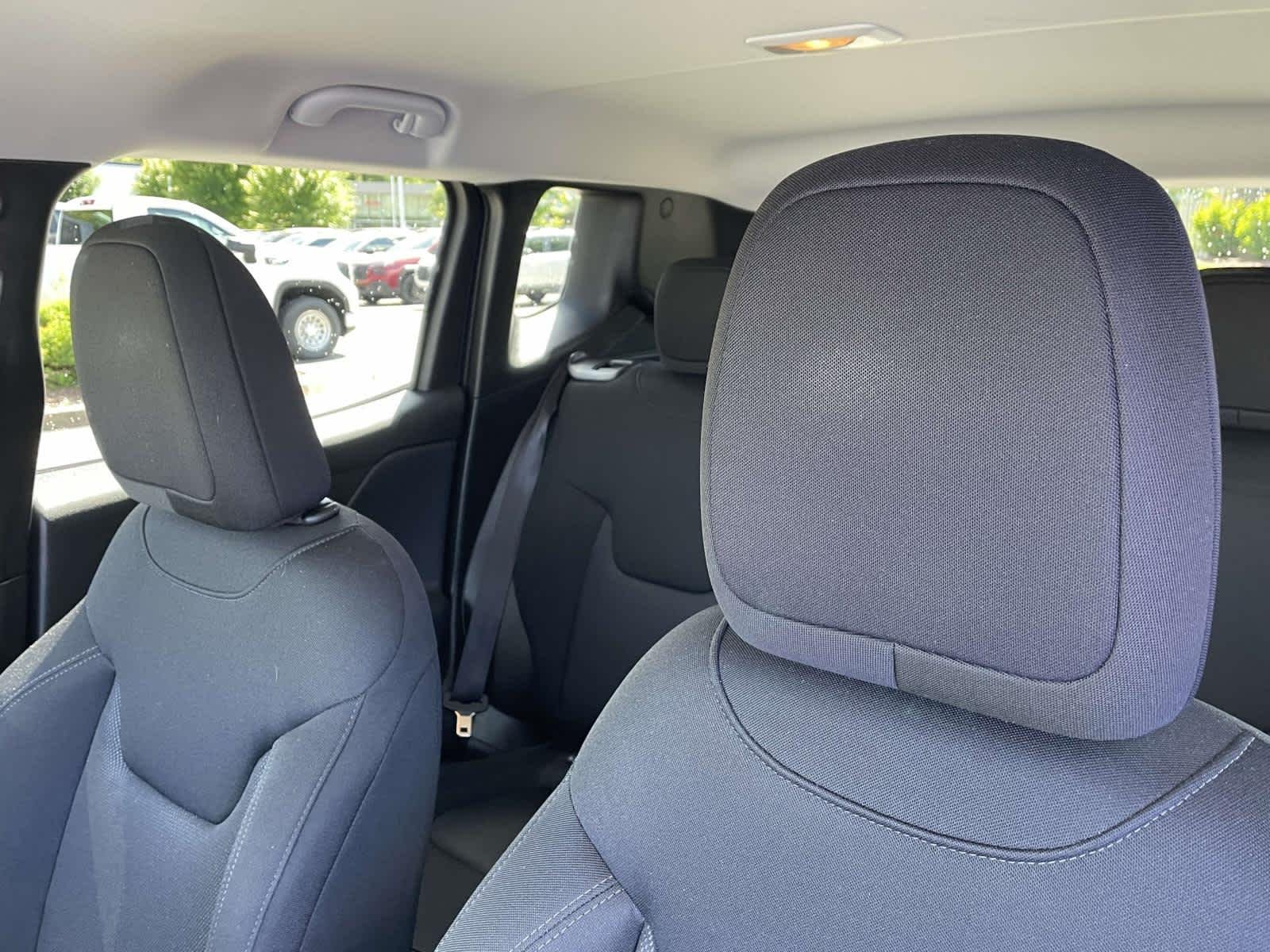 Used 2023 Gry/grey Jeep Latitude image 10
