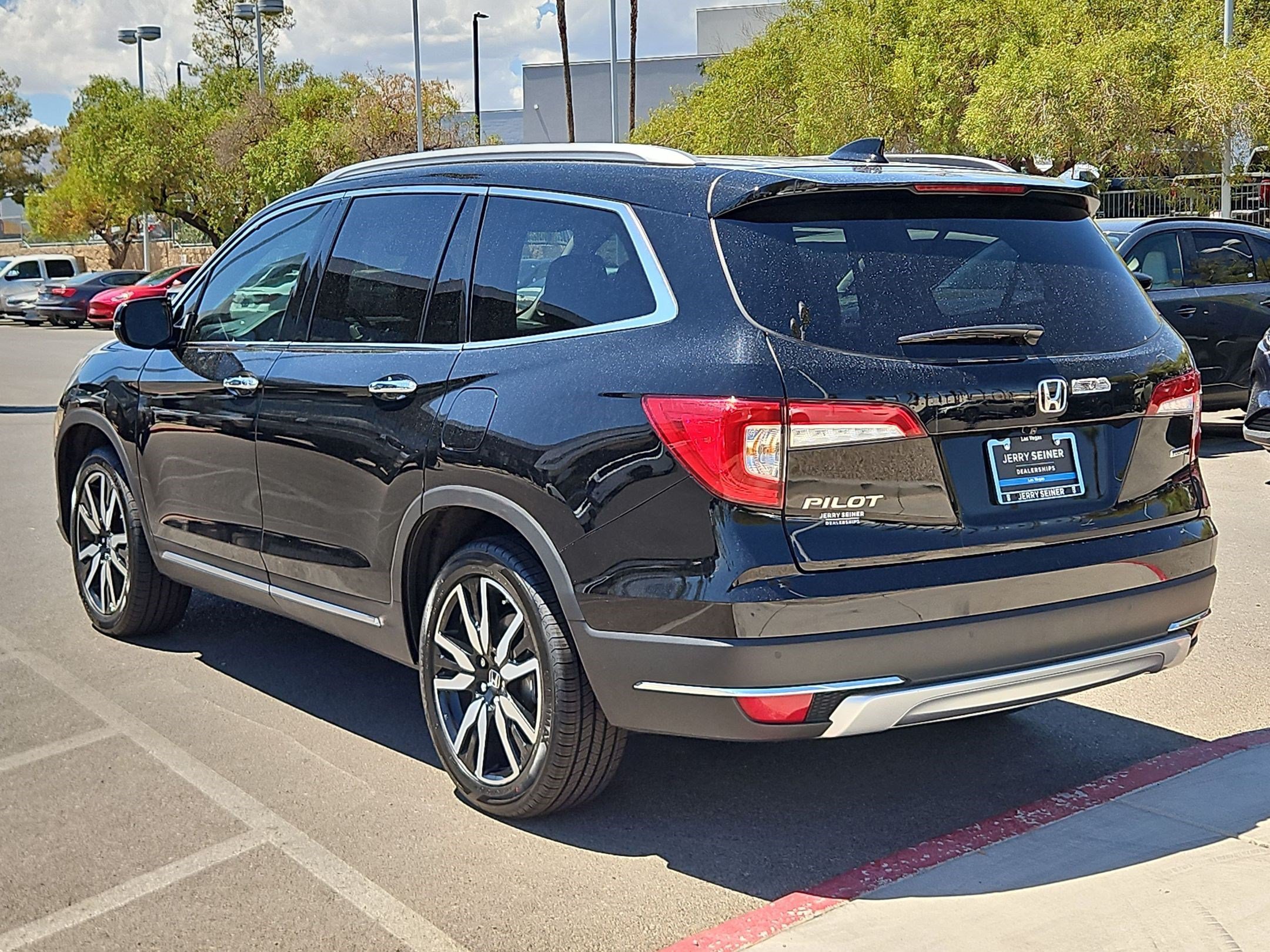 Used 2022 Crystal Black Pearl Honda Touring 7-Passenger image 3
