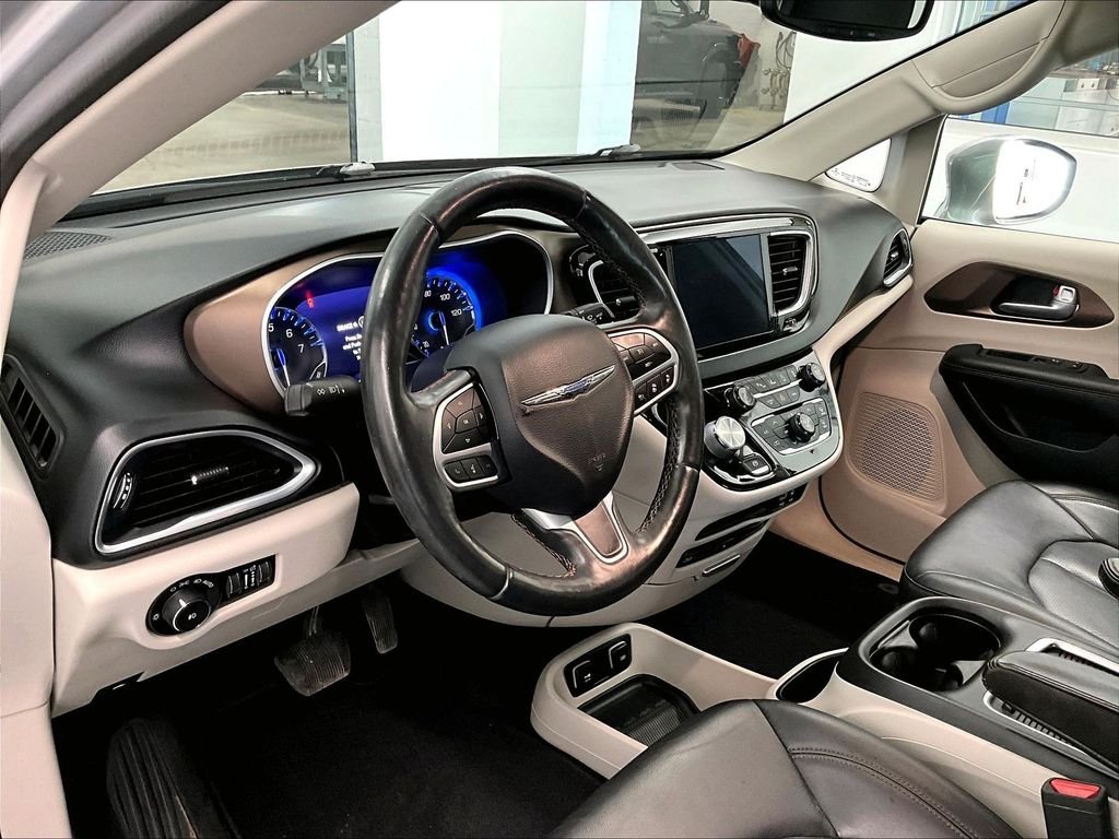 Used 2017 Billet Silver Metallic Clearcoat Chrysler Touring L Plus image 8