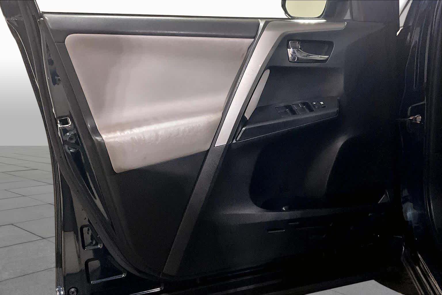 Used 2017 Galactic Aqua Mica Toyota XLE image 21