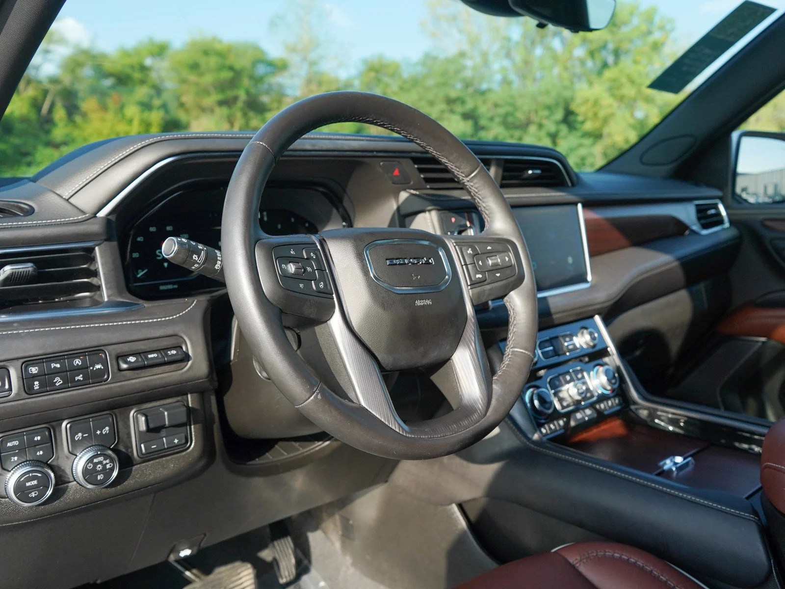 Used 2023 White Frost Tricoat GMC Denali Ultimate image 28